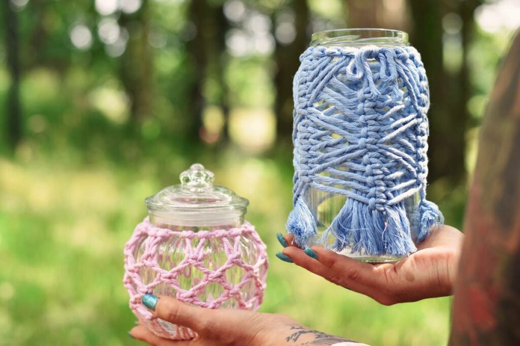 Boho-Flair im Garten: Ein Makramee-Netz für Ihr Windlicht knüpfen