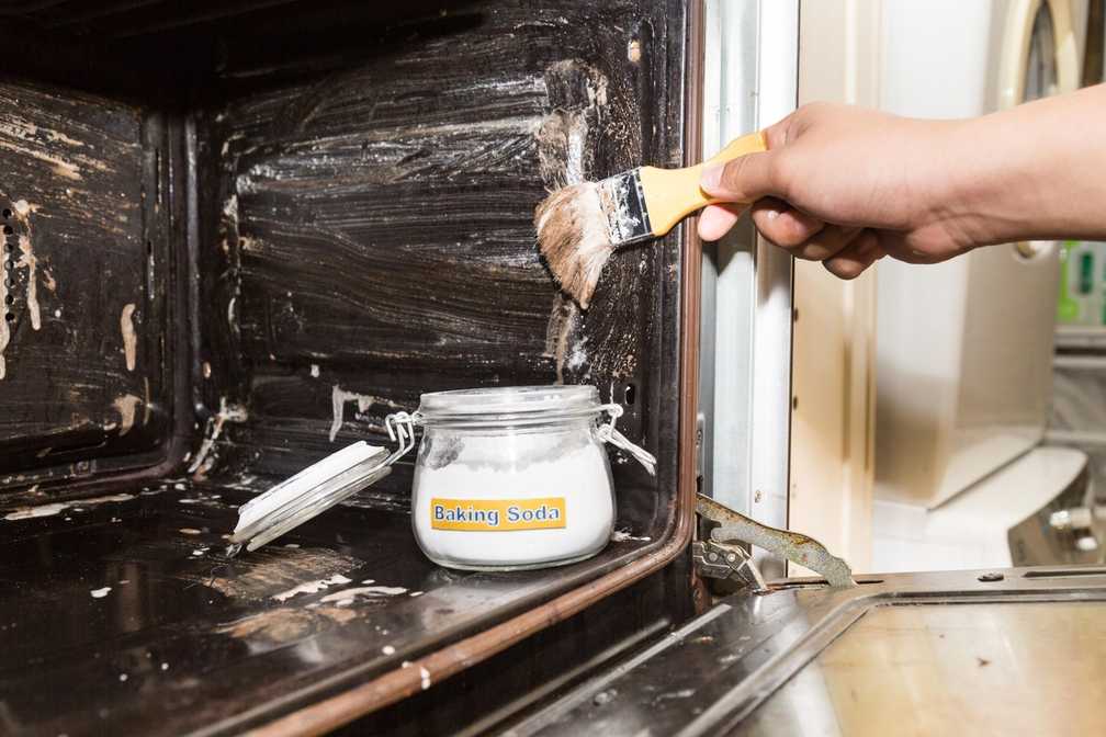 Methode 1 Die Natron-Paste – Der Alleskönner gegen Fett und Eingebranntes